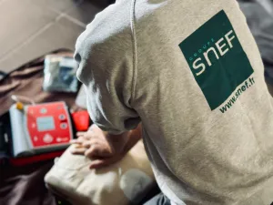 Formation-SST-Matériel Personne en formation SST avec matériel de secours