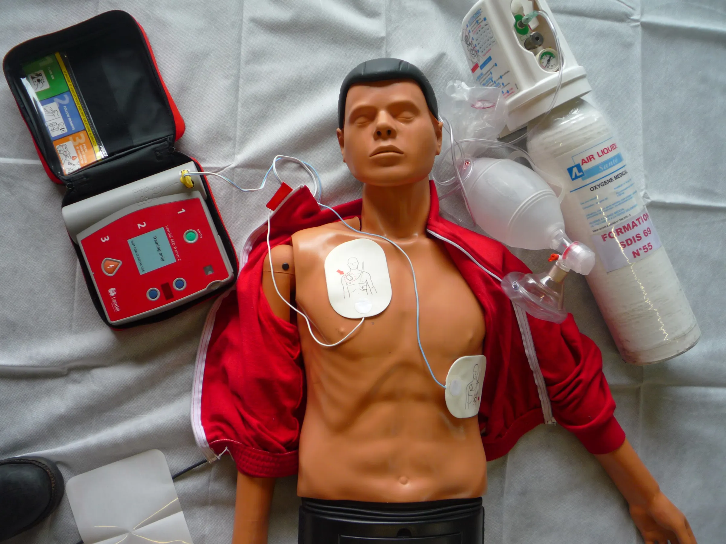 mannequin-formation-equipement Mannequin de formation avec équipement médical