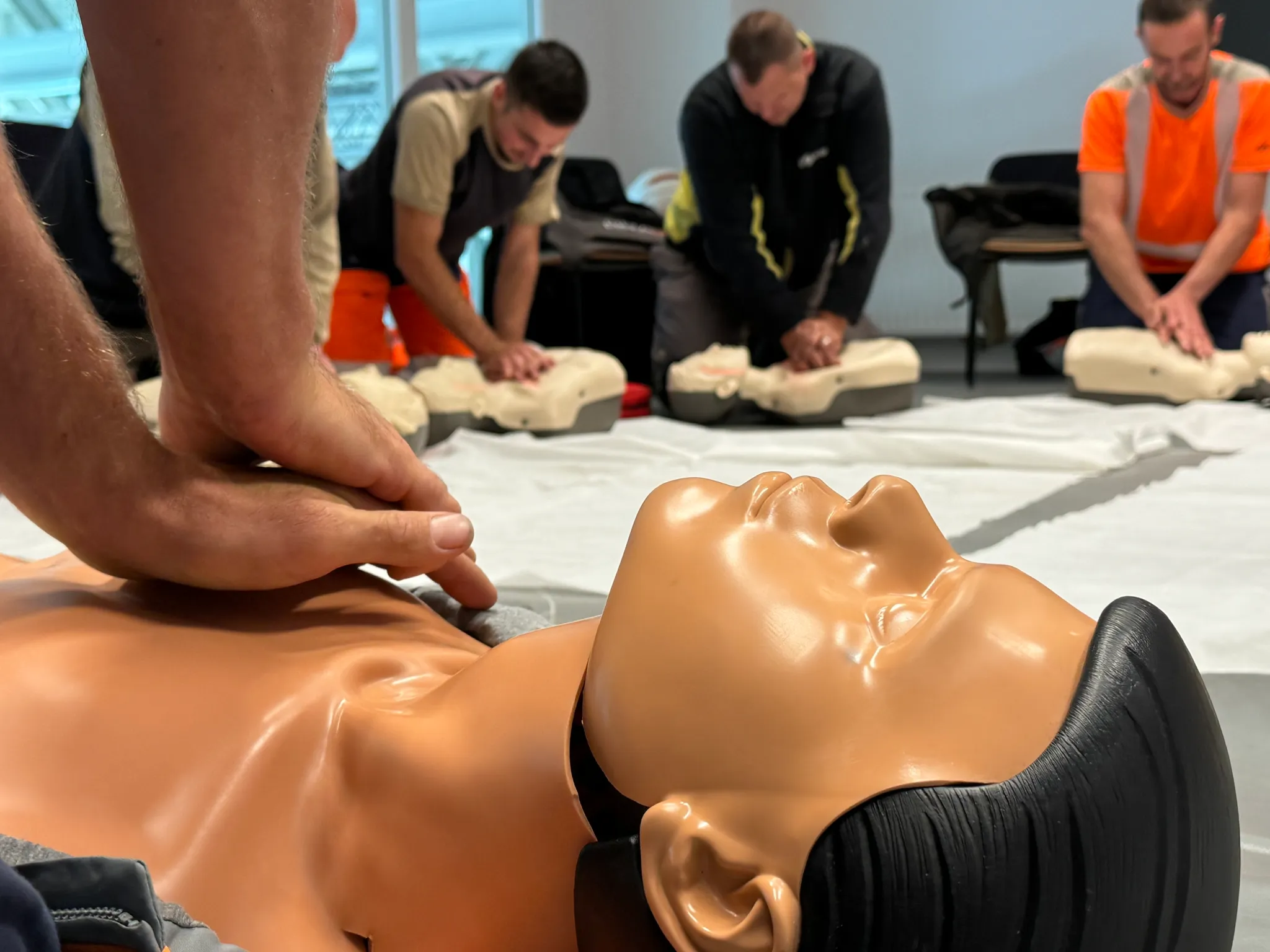 formation-mannequin-reanimation Formation en réanimation avec mannequin lors d'un cours SST