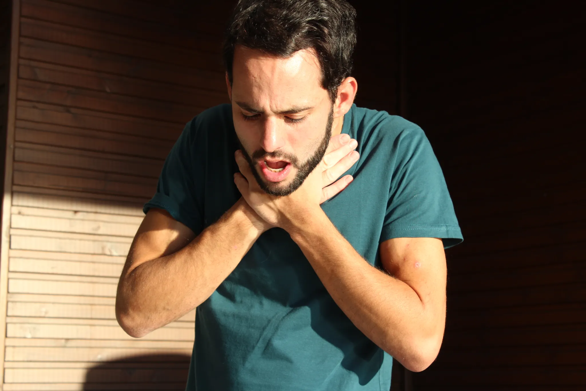 Homme en détresse respiratoire simulant une situation d'urgence